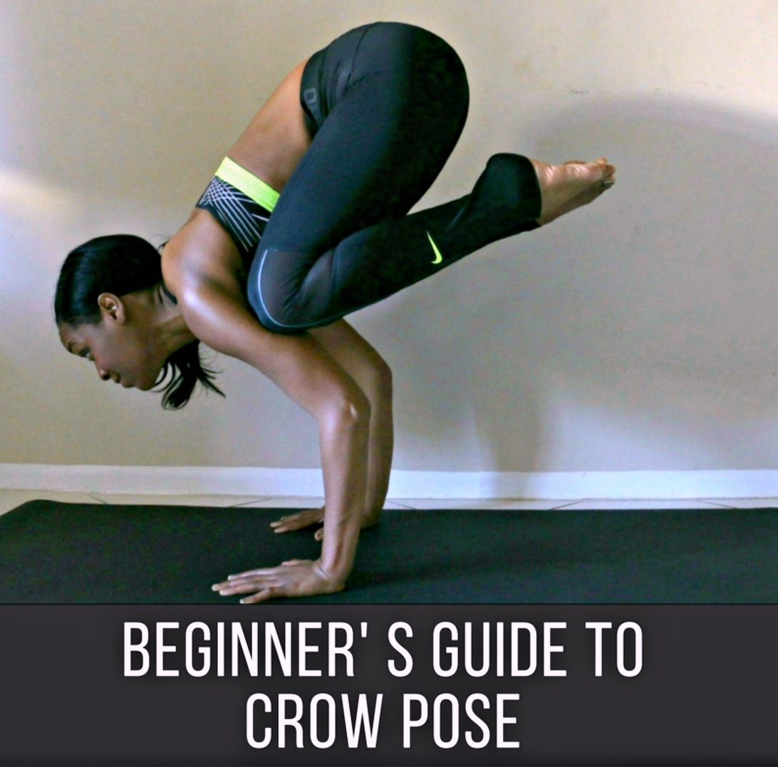 En person utför Kråkans position (Bakasana), en armbalans där utövaren balanserar på händerna med knäna vilande på överarmarna. Bilden har texten 'BEGINNER'S GUIDE TO CROW POSE' längst ner.