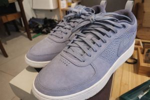 Ett par stilrena ljusblå sneakers med vita sulor.