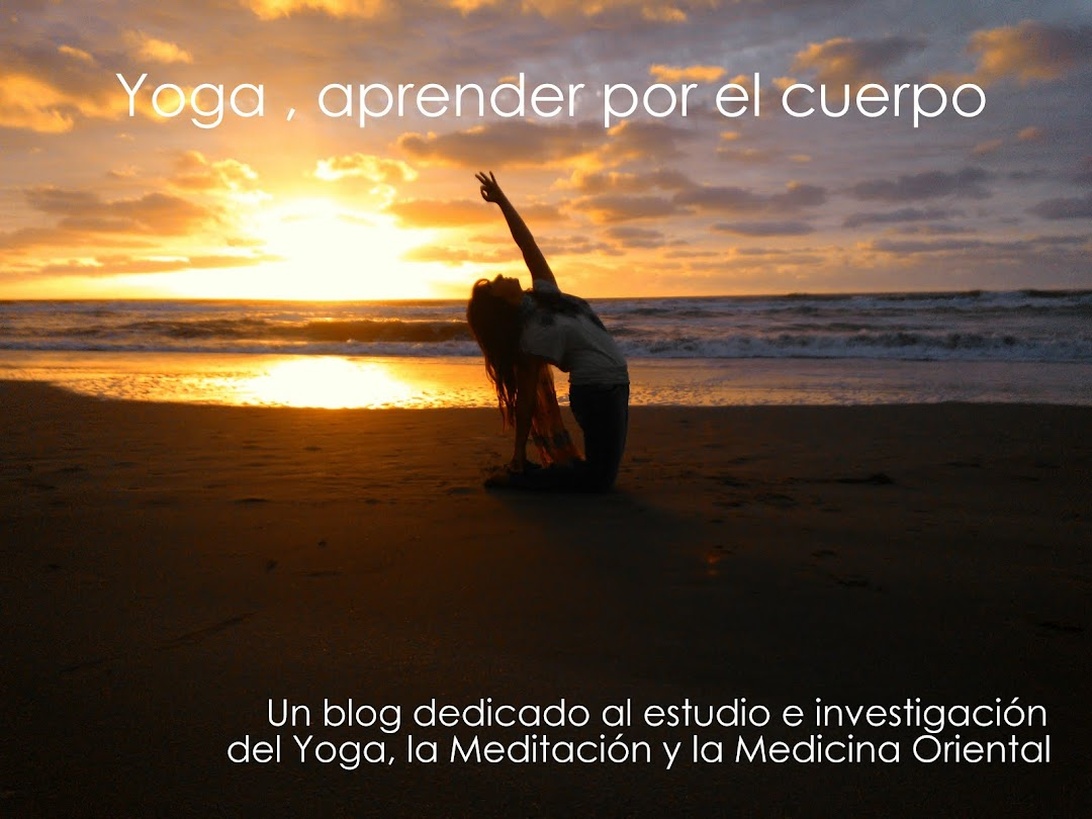 En siluett av en person som utför en ryggböjande yogaposition på en strand vid solnedgången. Bilden inkluderar spansk text 'Yoga, aprender por el cuerpo' (Yoga, lärande genom kroppen).