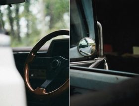 Interiör av en begagnad lastbil med ratt och sidospegel