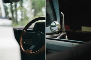 Interiör av en begagnad lastbil med ratt och sidospegel