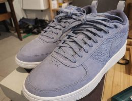 Ett par stilrena ljusblå sneakers med vita sulor.