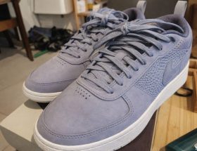 Ett par stilrena ljusblå sneakers med vita sulor.