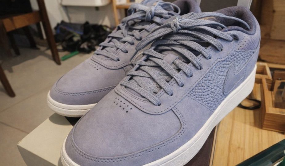 Ett par stilrena ljusblå sneakers med vita sulor.